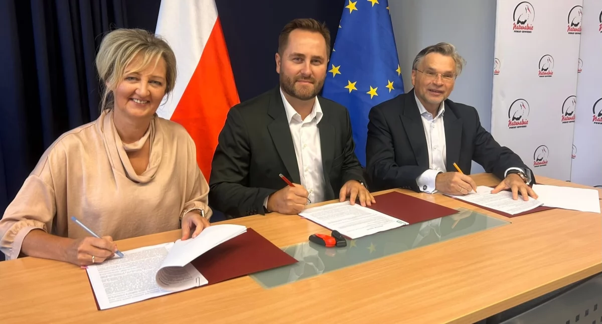 Inwestycje, Podpisali umowę remont czterech odcinków dróg gminie Gryfino - zdjęcie, fotografia