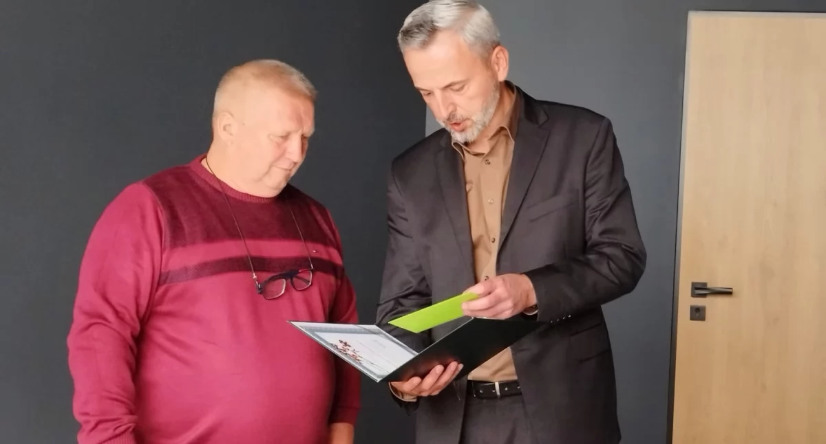 Seniorzy, Kolejny pracownik przeszedł emeryturę - zdjęcie, fotografia