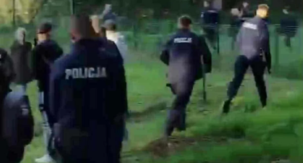 Piłka nożna, Podczas derbów gminy doszło starcia kibiców policją Funkcjonariusze pobili latka - zdjęcie, fotografia