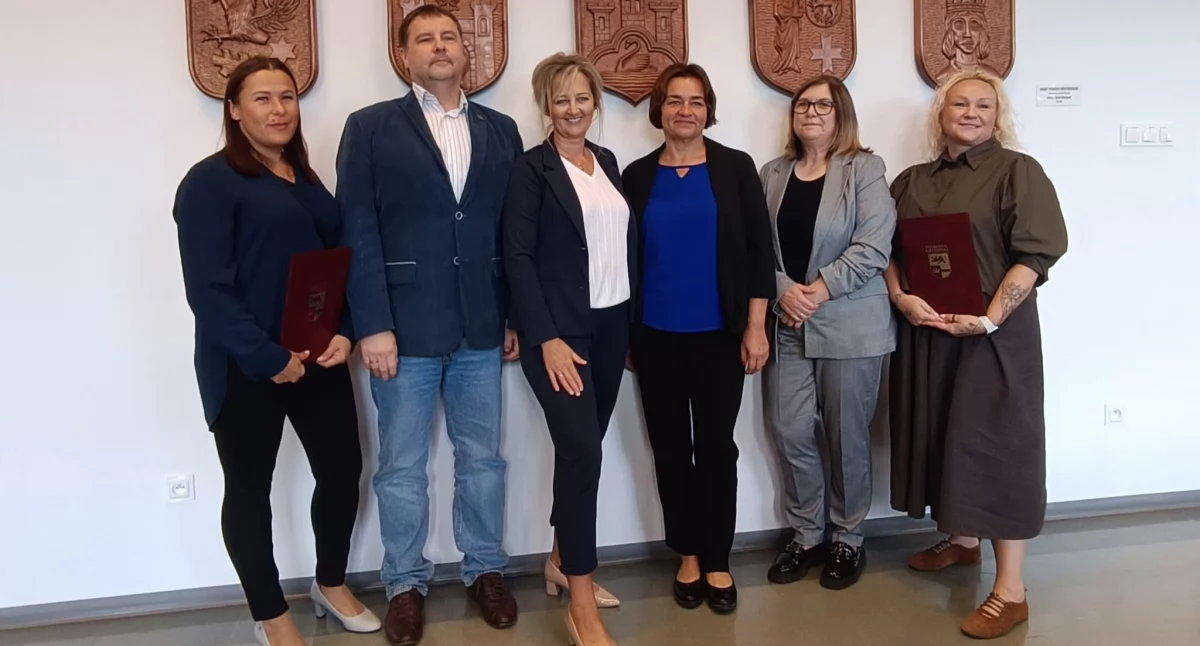 Opieka społeczna, projekty wspierające osoby niepełnosprawnościami dofinansowaniem PFRON - zdjęcie, fotografia