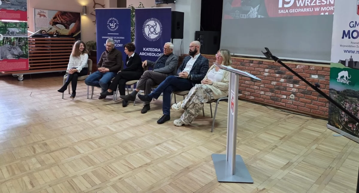 Imprezy, konferencji odsłonili pamiątkowego raczka - zdjęcie, fotografia