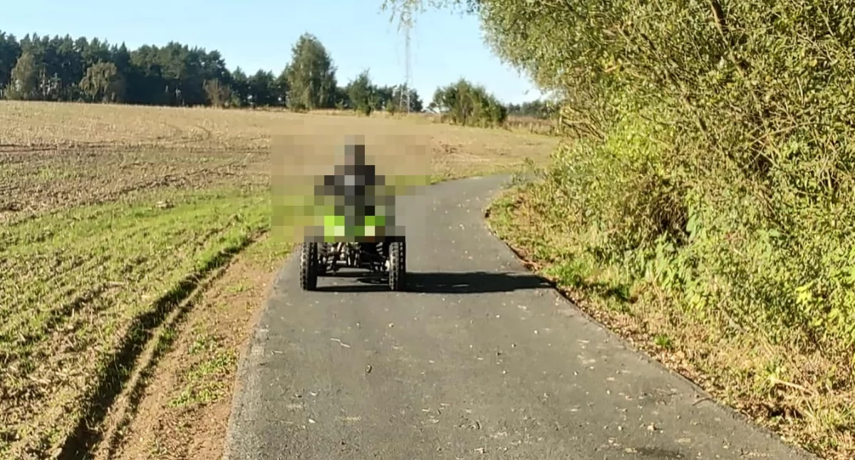 Interwencje, REDAKCJI Dziecko opieki jeździ ścieżce Komuś może wydarzyć krzywda - zdjęcie, fotografia