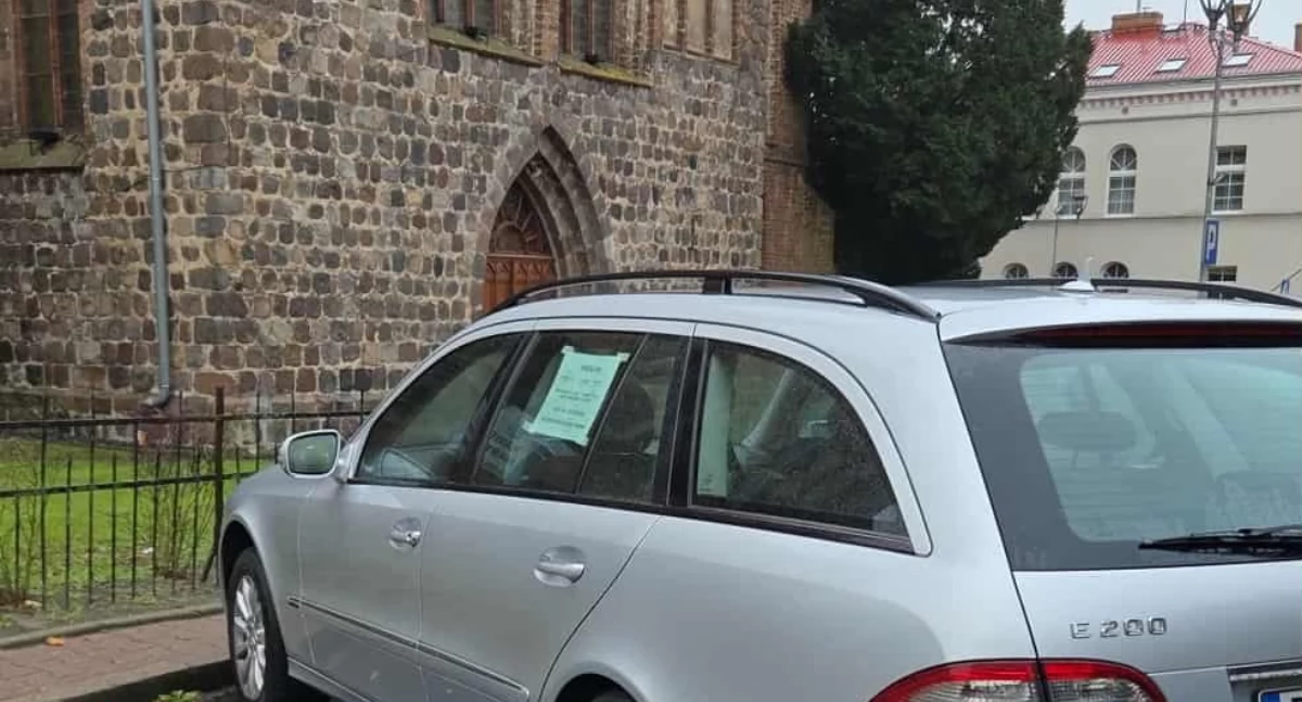 Interwencje, REDAKCJI Porobili sobie dzikie komisy parkingach centrum miasta [GALERIA] - zdjęcie, fotografia
