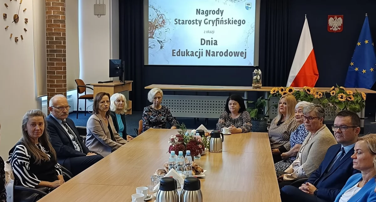 Szkoły i przedszkola, Starostwo nagrodziło nauczycieli - zdjęcie, fotografia