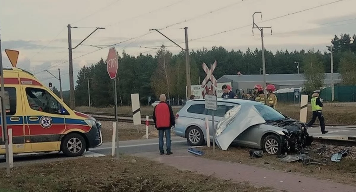 Straż pożarna, Niebezpieczne zdarzenie regionie Uszkodzony samochód stał przejeździe kolejowym - zdjęcie, fotografia