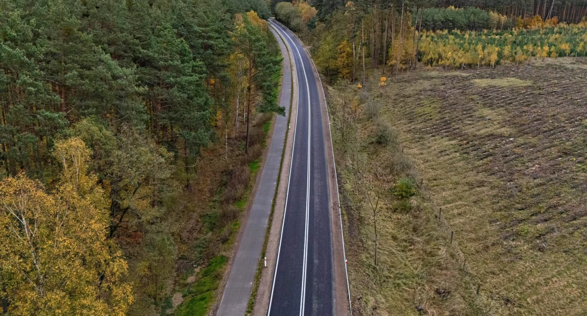 Inwestycje, Kończą remont ponad kilometrowego odcinka drogi Powstała ścieżka rowerowa! - zdjęcie, fotografia