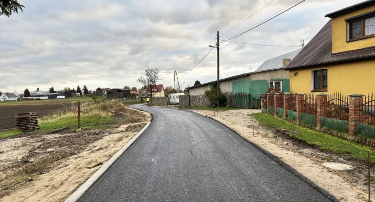 Inwestycje, Praca drodze gminnej - zdjęcie, fotografia