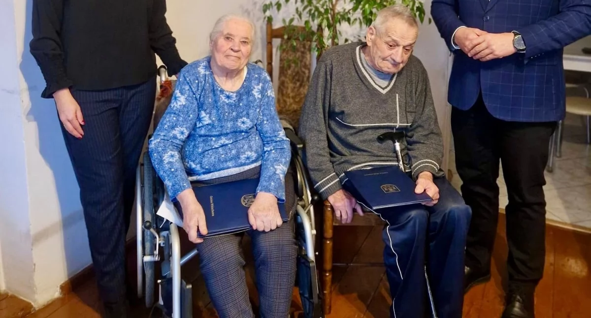 Seniorzy, Świętowali urodziny niedługo czeka rocznica ślubu! - zdjęcie, fotografia