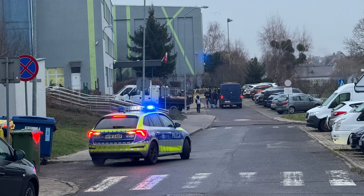 Policja - kryminalne, Policjanci drogówki pilnują porządku przed szkołą - zdjęcie, fotografia