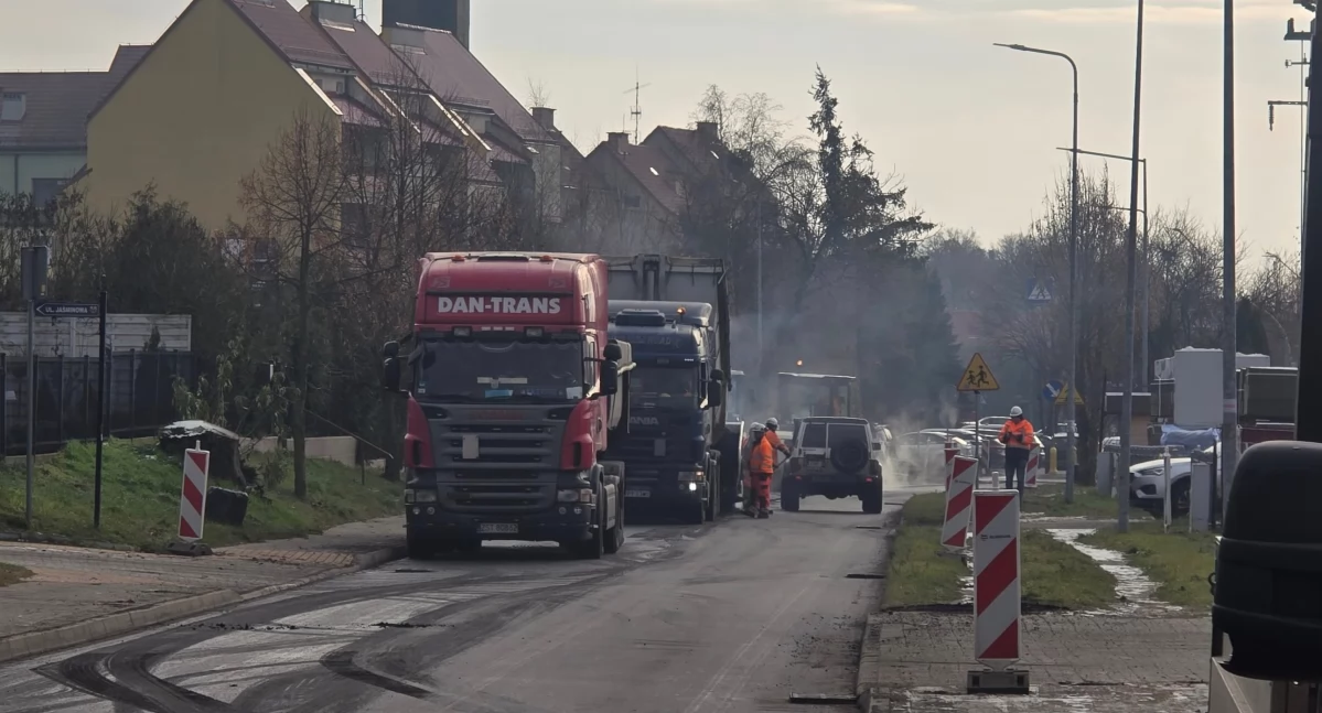 Inwestycje, Koniec jazdy mijankę Ruszyło wylewanie kolejnej warstwy asfaltu - zdjęcie, fotografia