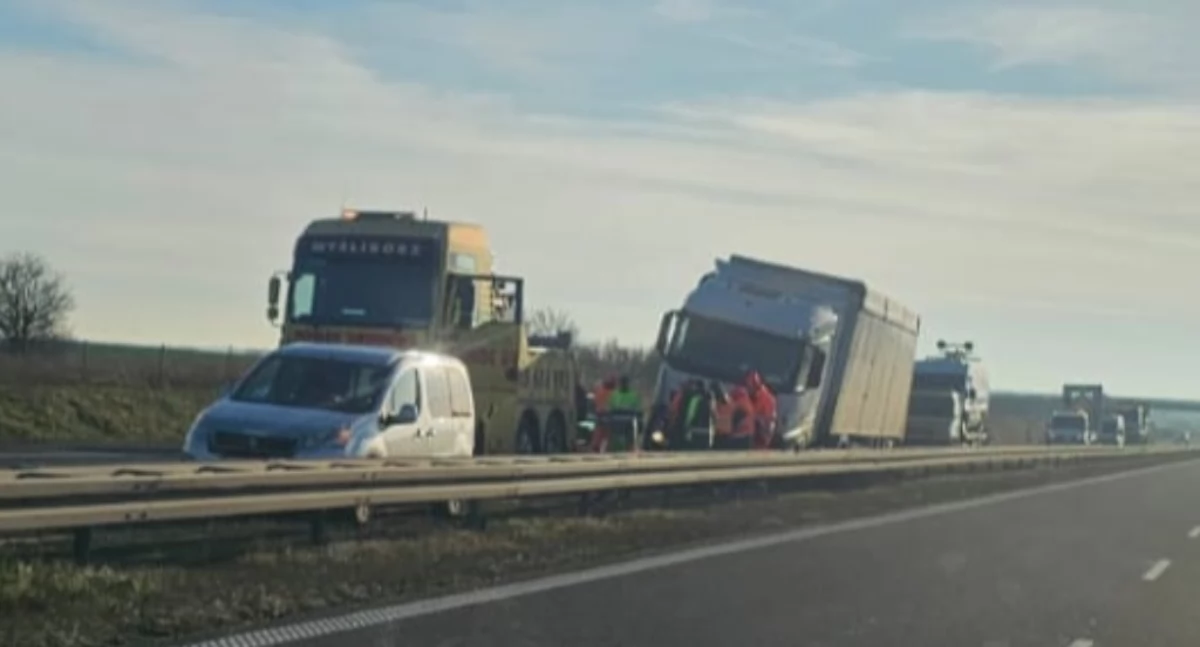 Wypadki drogowe, Troje uczestników dzisiejszego wypadku wymagało pomocy medycznej - zdjęcie, fotografia