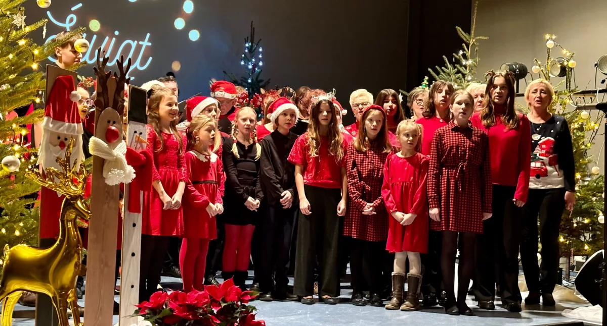 Koncerty muzyka, Wspólne kolędowanie chóru Musica uczniami [GALERIA] - zdjęcie, fotografia