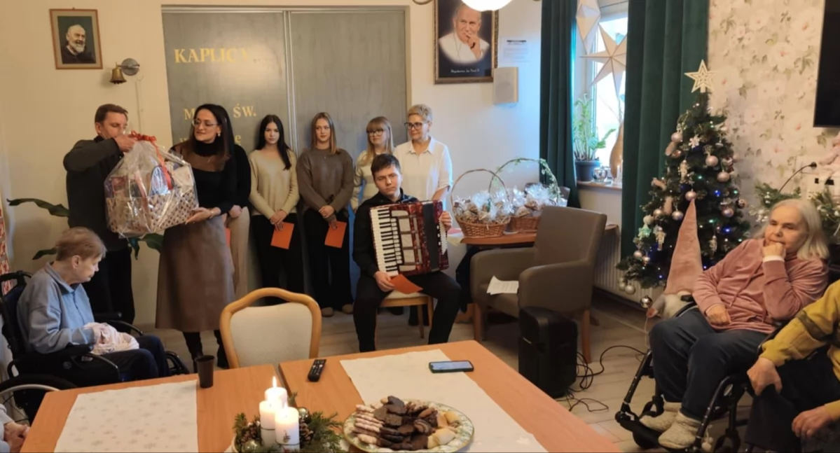 Seniorzy, kolęda kolęda uczniowie odwiedzili - zdjęcie, fotografia