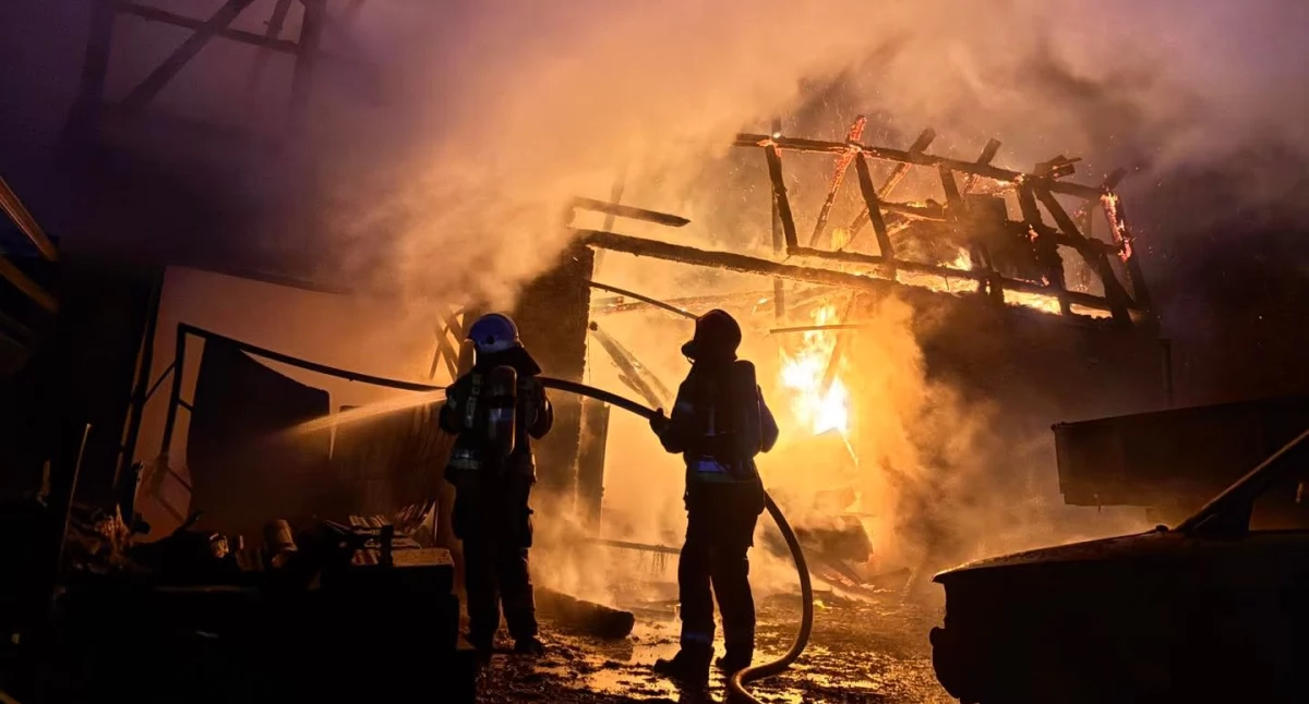 Straż pożarna, Wybuchł groźny pożar stodoła - zdjęcie, fotografia