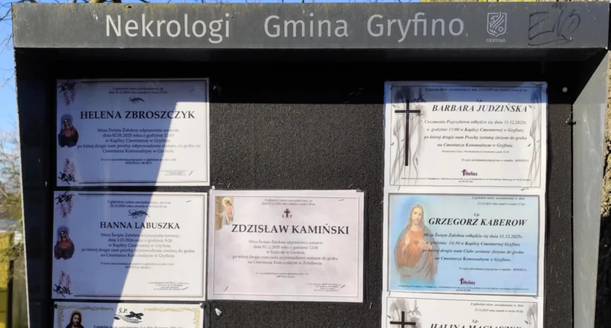 Odeszli, Tablice nekrologami zapełnione niemal całości - zdjęcie, fotografia