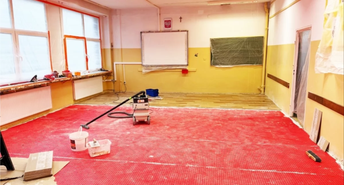 Szkoły i przedszkola, Przerwa świąteczna wykorzystana remont szkole - zdjęcie, fotografia