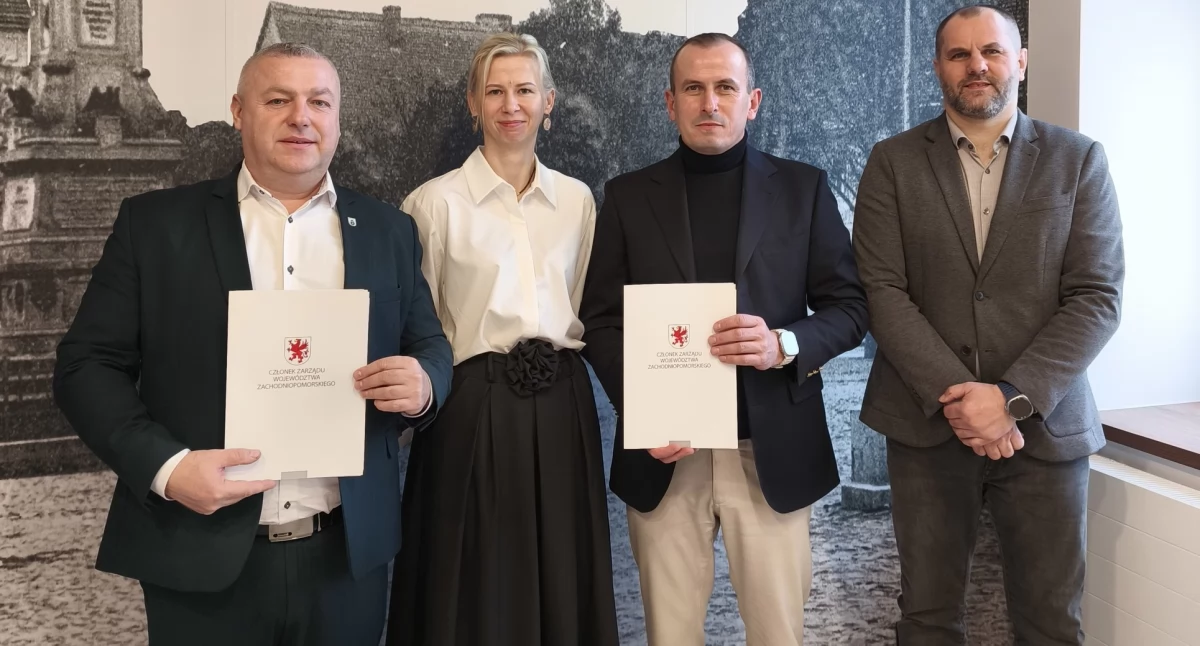 Samorządowcy, Podpisali umowę projekt Ekoprzestrzeń mieszkańców - zdjęcie, fotografia