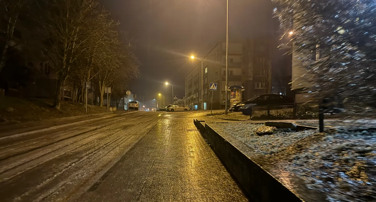 Info, OSTRZEGAMY! Potężna gołoledź chodnikach ulicach! - zdjęcie, fotografia