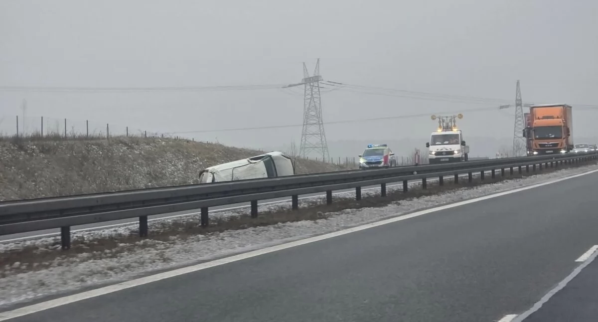 Wypadki drogowe, latek zasnął podczas jazdy dachował - zdjęcie, fotografia