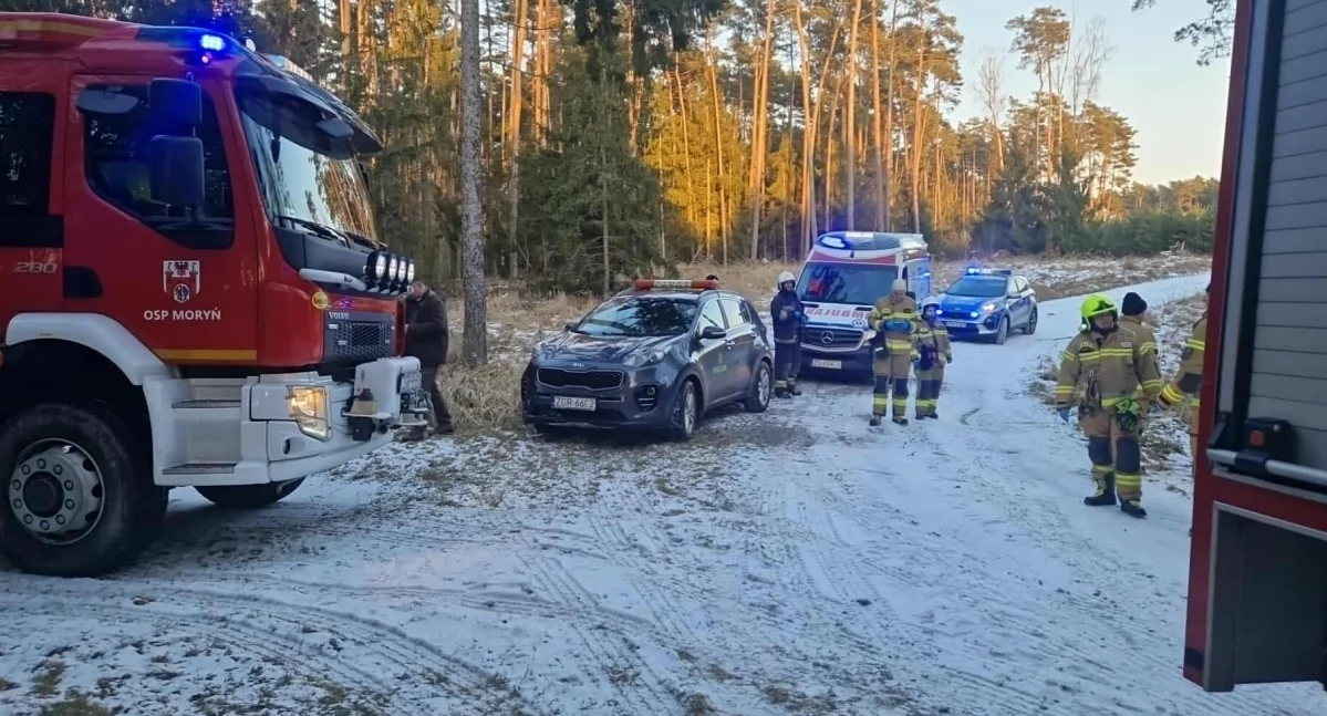 Wypadki drogowe, Słuzby natrafiły rozbity pojazd środku znajdował mężczyzna - zdjęcie, fotografia