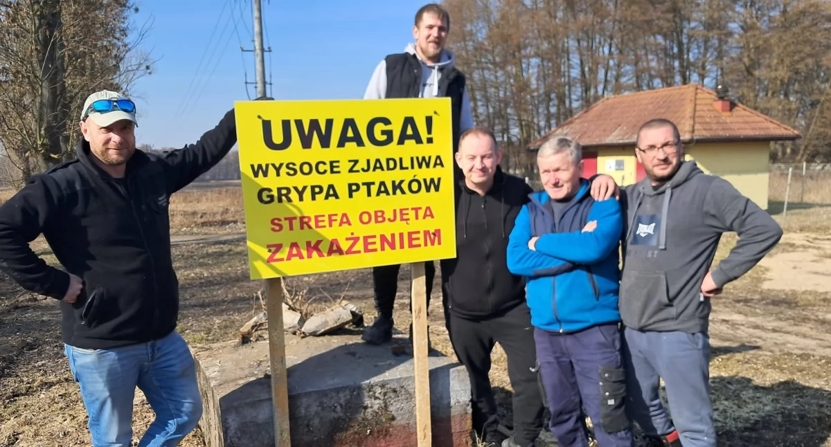 Zwierzęta, Montują tablice ostrzeżeniami [ZDJĘCIA] - zdjęcie, fotografia