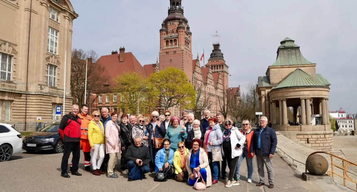 Seniorzy, Seniorzy Gryfina obejrzeli dawny ołtarz kościoła Starym Mieście - zdjęcie, fotografia