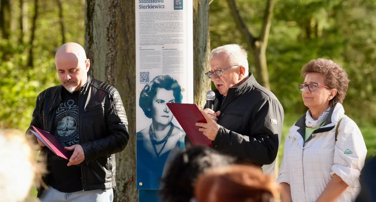 Książki, Zaprezentowali zeszyt Stanisławie Siarkiewicz - zdjęcie, fotografia