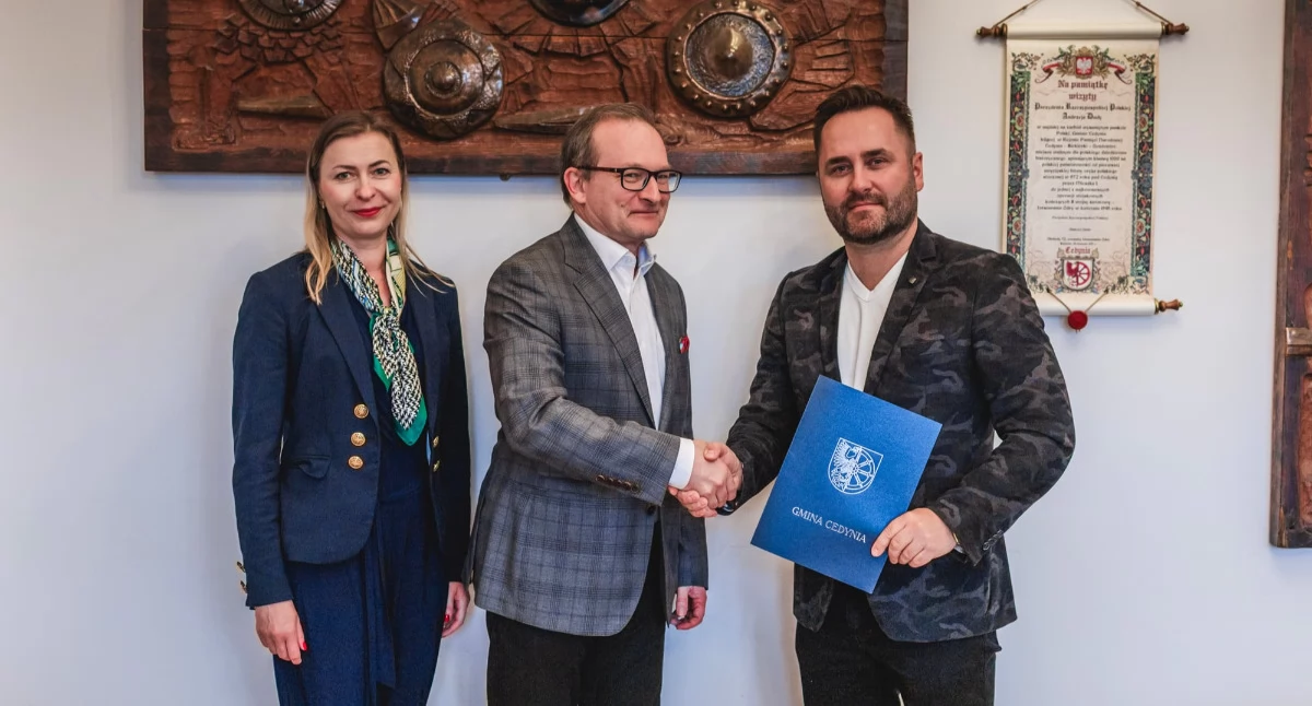 Inwestycje, Podpisano umowę budowę rowerowo rolkowego - zdjęcie, fotografia