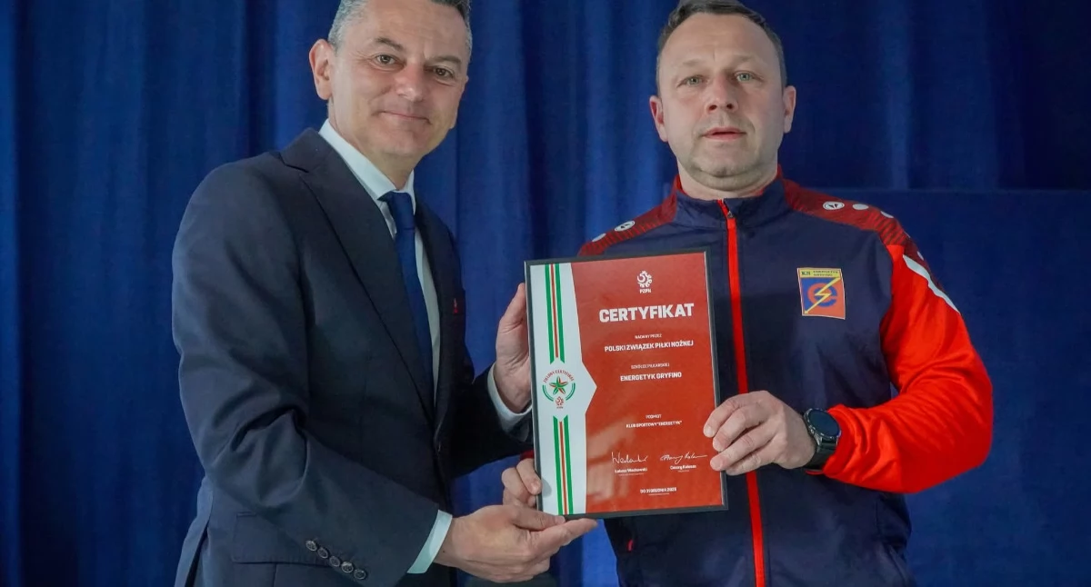 Piłka nożna, Energetyk Gryfino certyfikatem - zdjęcie, fotografia