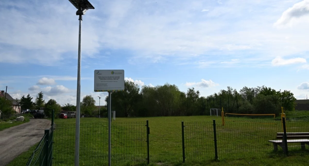 Inwestycje, boisku tylko będzie jaśniej zmroku - zdjęcie, fotografia