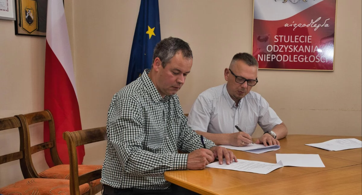 Inwestycje, Podpisali umowę modernizację boiska Orlik - zdjęcie, fotografia
