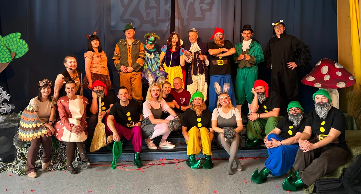 Szkoły i przedszkola, „Królewna Śnieżka” zachwyciła publiczność Udany debiut grupy teatralnej ZGRYF - zdjęcie, fotografia