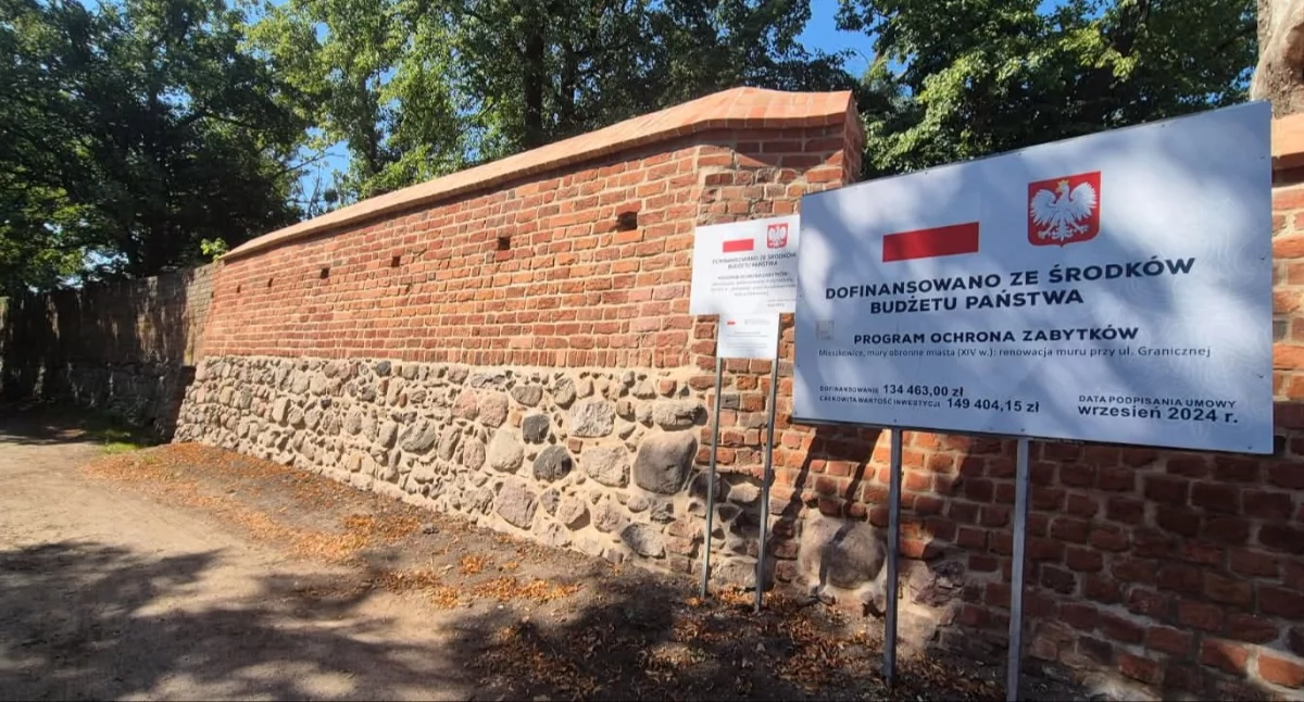 Inwestycje, Kolejny odcinek murów obronnych odzyskał dawny blask - zdjęcie, fotografia