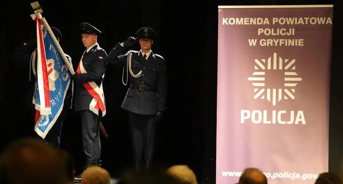 Policja - kryminalne, Policjanci otrzymali awanse wyższe stopnie służbowe - zdjęcie, fotografia
