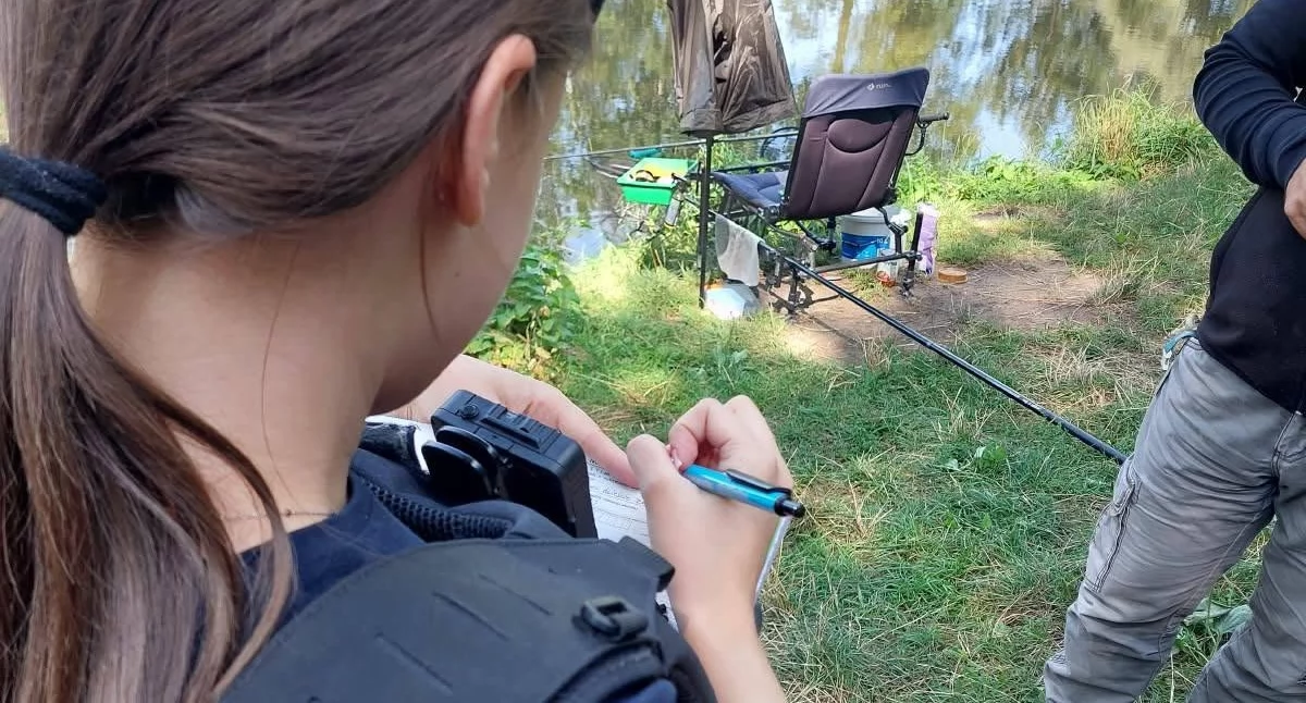 Ryby, Wspólne patrole wodą Policjanci strażnicy rybaccy kontrolują wędkarzy - zdjęcie, fotografia