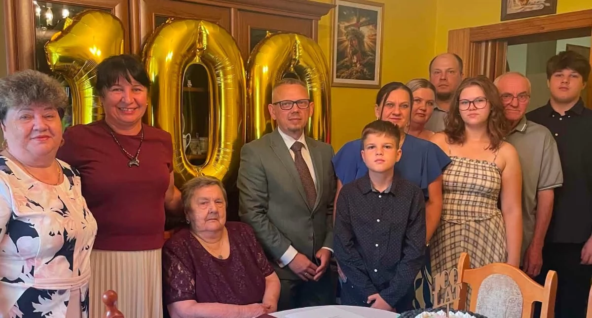 Seniorzy, Setne urodziny Bronisławy! - zdjęcie, fotografia