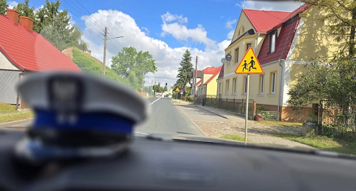 Szkoły i przedszkola, Gryfińscy policjanci sprawdzają infrastrukturę drogową rejonie szkół przed rozpoczęciem szkolnego - zdjęcie, fotografia