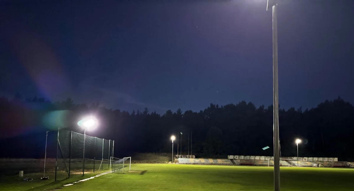 Inwestycje, oświetlenie stadionie miejskim Mieszkowicach - zdjęcie, fotografia