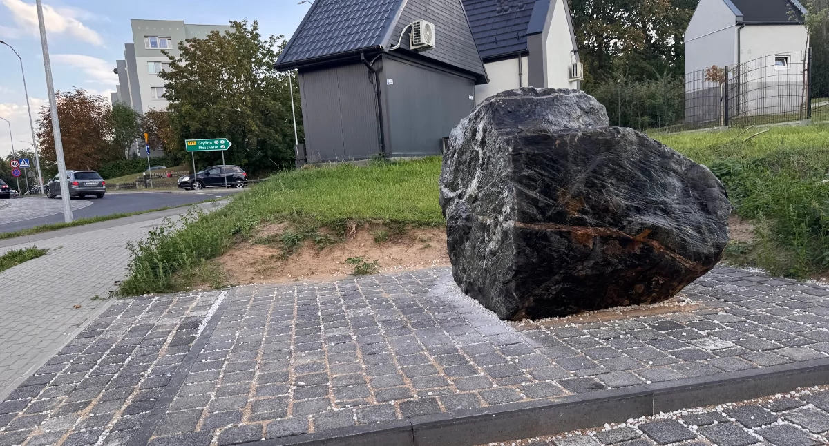 Imprezy, Głaz rzemieślników czeka rondzie - zdjęcie, fotografia