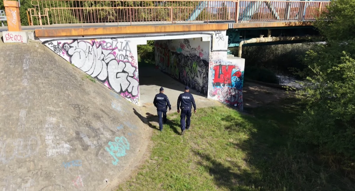 Policja - kryminalne, Gryfińscy policjanci kontrolują miejsca grupowania młodzieży - zdjęcie, fotografia