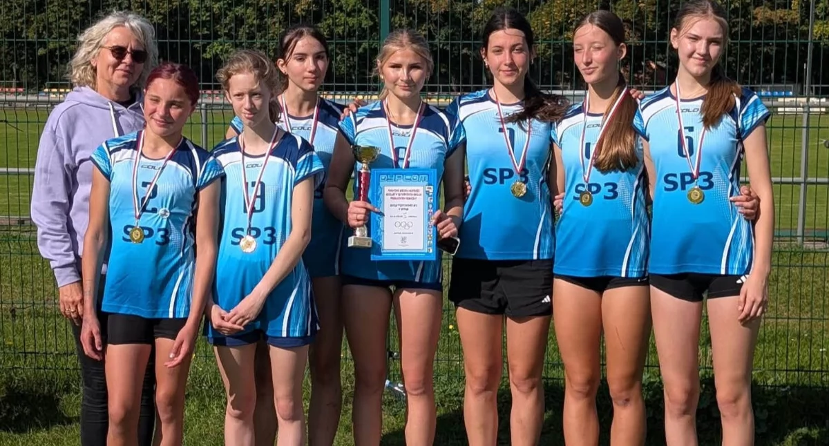 Lekkoatletyka, Cztery zwycięstwa Gryfino Finale Powiatowym Sztafetowych Biegów Przełajowych! [GALERIA] - zdjęcie, fotografia