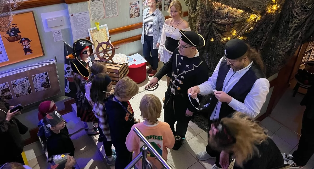 Książki, Bibliotekę opanowali piraci [GALERIA] - zdjęcie, fotografia