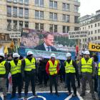 Nie brakuje transparentów odnoszących się do polityków