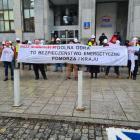 Związkowcy z Solidarności 80 z transparentem