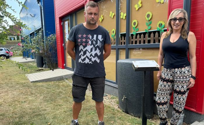 Dawid Lewandowski oraz Ilona Bara, przed zbiornikiem retencyjnym zamontowanym przy żłobku