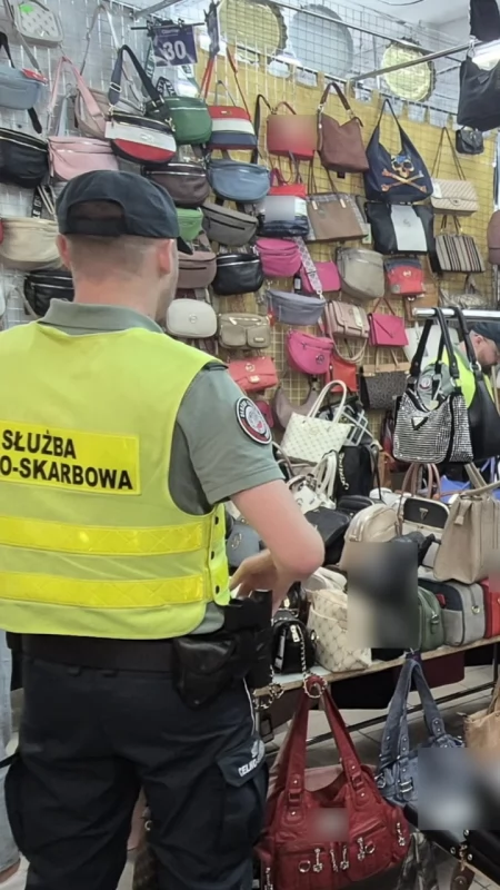 Zachodniopomorska KAS likwiduje punkty sprzedaży podrobionej odzieży