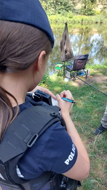Wspólne patrole nad wodą. Policjanci i strażnicy rybaccy kontrolują wędkarzy