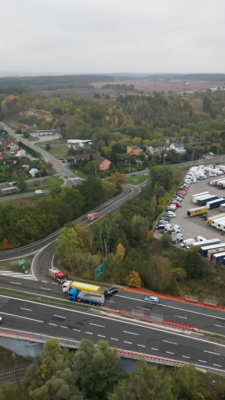Uderzył w ciężarówkę na autostradzie. Czy wreszcie przebudują te zjazdy? 