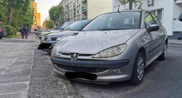 LIST DO REDAKCJI. Wrak samochodu zajmuje miejsce parkingowe