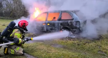 W Gryfinie spłonął samochód i doszło do wycieku gazu